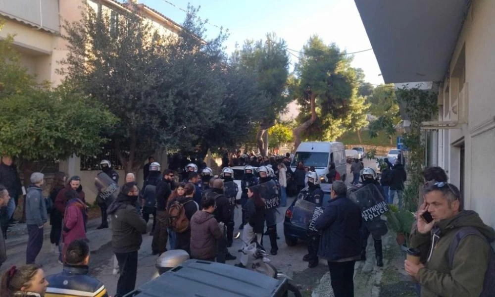 Έτσι θα μας παίρνουν τα σπίτια: Mε δεκάδες ΜΑΤ διώχνουν από το σπίτι της ηλικιωμένη ΑμεΑ και τον γιο της στα Άνω Πετράλωνα